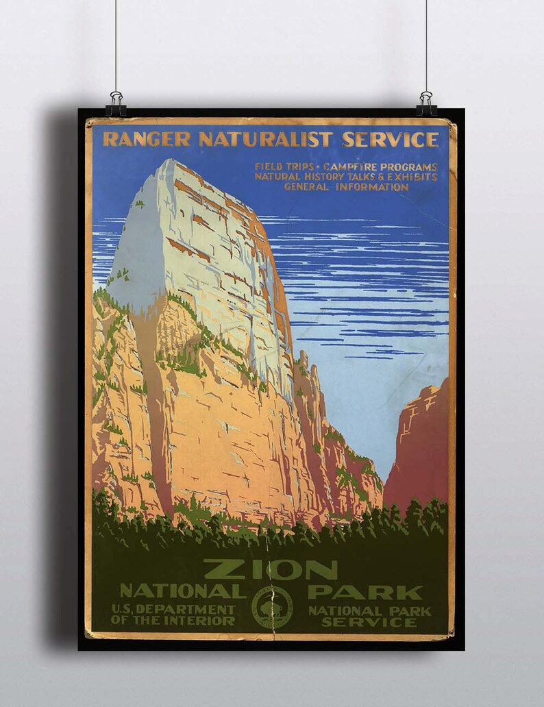 K&ouml;nnte beinhalten: Ein Vintage-Reiseposter f&uuml;r den Zion National Park, das einen dramatischen Blick auf eine hoch aufragende Sandsteinklippe mit blauem Himmel und Wolken zeigt. Der Text des Posters lautet "Ranger Naturalist Service", "Field Trips", "Campfire Programs", "Natural History Talks & Exhibits", "General Information", "Zion National Park", "U.S. Department of the Interior", und "National Park Service".
