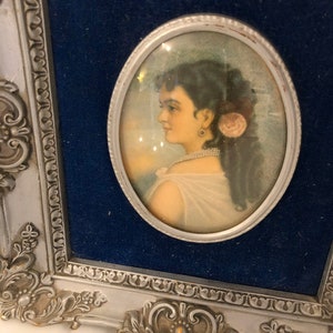 Miniature Portrait in Ornate Silver Frame with Blue Velvet imagen 3
