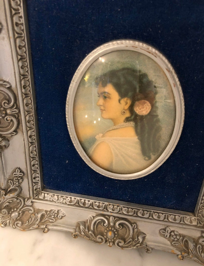 Miniature Portrait in Ornate Silver Frame with Blue Velvet imagen 3