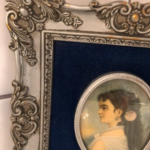 Miniature Portrait in Ornate Silver Frame with Blue Velvet imagen 6