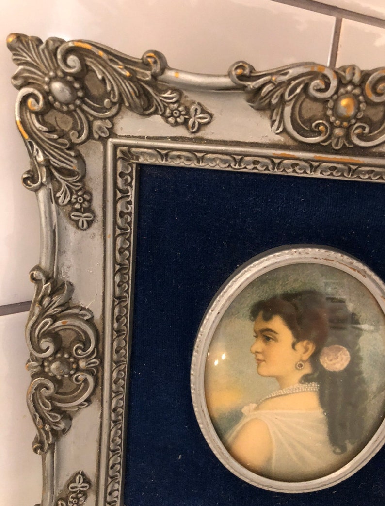 Miniature Portrait in Ornate Silver Frame with Blue Velvet imagen 6