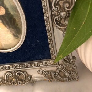 Miniature Portrait in Ornate Silver Frame with Blue Velvet imagen 4