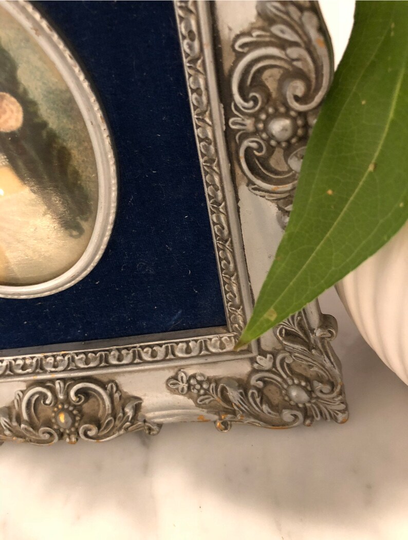 Miniature Portrait in Ornate Silver Frame with Blue Velvet imagen 4