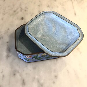 Vintage Handpainted Enamel lidded Box with Spaniels and Floral Accents chinoiserie box afbeelding 6