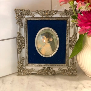 Miniature Portrait in Ornate Silver Frame with Blue Velvet imagen 2
