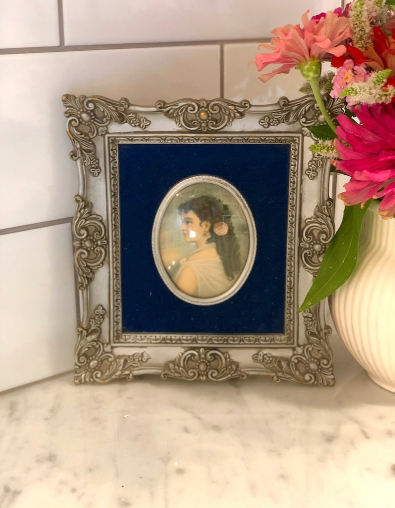 Miniature Portrait in Ornate Silver Frame with Blue Velvet imagen 2