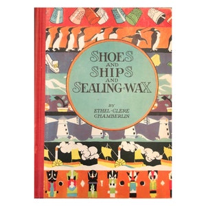 Puede incluir: Una portada de libro vintage con un diseño colorido que presenta un círculo con el título "Shoes and Ships and Sealing-Wax" de Ethel-Glere Chamberlin. La portada también presenta una variedad de ilustraciones que incluyen barcos, faros y pingüinos.