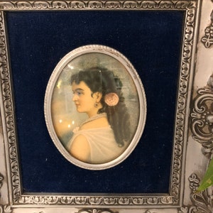 Miniature Portrait in Ornate Silver Frame with Blue Velvet imagen 5
