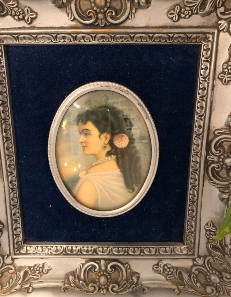 Miniature Portrait in Ornate Silver Frame with Blue Velvet imagen 5