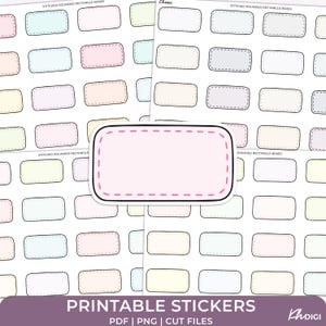 Può includere: Una collezione di adesivi stampabili con scatole rettangolari arrotondate e cucite in vari colori pastello, tra cui rosa, blu, giallo e lavanda. Ogni adesivo ha un contorno nero e un motivo a punto tratteggiato. Il testo STITCHED ROUNDED RECTANGLE BOXES è visibile nella parte superiore dei fogli.