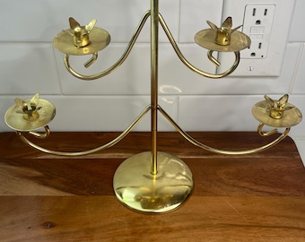 Candelabro antiguo de latón de mediados de siglo con 5 brazos para portavelas