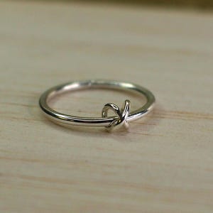 A sterling silver fidget ring with a simple bead design.