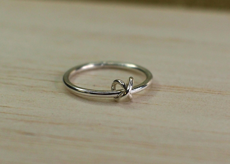 A sterling silver fidget ring with a simple bead design.