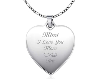 Könnte beinhalten: Silberne Halskette mit herzförmigem Anhänger mit der Aufschrift "Mimi I Love You More" und einem Unendlichkeitszeichen mit dem Wort "love" darin und dem Namen "Tim" darunter.