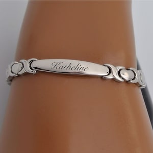 Engraved Dainty Minimalist Heart Bracelet, Silver Small Wrist&#39; XOXO Bracelet,  Bracelet, Girls Dainty Personalized Heart Bracelet