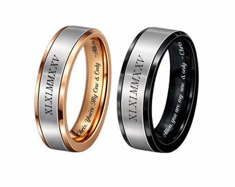 Könnte beinhalten: Zwei passende Ringe, einer gold-silberfarben, der andere schwarz-silberfarben. Beide Ringe haben die römische Zahl "XIXMMXXV" auf der Vorderseite eingraviert. Der goldene Ring trägt die Inschrift "Chris, You're My One & Only - Allen" und der schwarze Ring "Allen, you are my one & only - Chris".