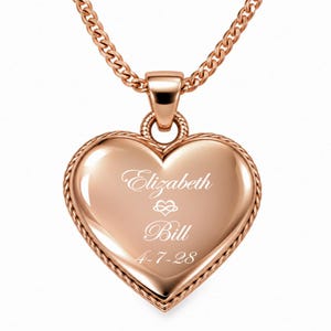 Puede incluir: Un colgante en forma de corazón de oro rosa con un borde estilo cuerda. El colgante está grabado con los nombres Elizabeth y Bill, un símbolo de corazón infinito y la fecha 4-7-28 en una fuente cursiva blanca sobre el metal pulido.