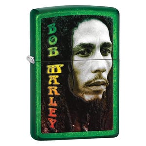 Może przedstawiać: Zielona metalowa zapalniczka z portretem Boba Marleya. Zapalniczka ma pionowo wydrukowane imię i nazwisko "BOB MARLEY" w kolorowych literach po lewej stronie. Obraz to zbliżenie twarzy Marleya z jego charakterystycznymi dredami.