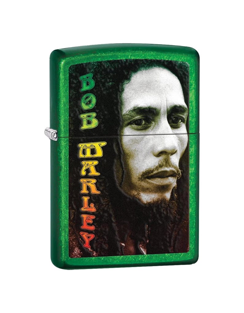 Może przedstawiać: Zielona metalowa zapalniczka z portretem Boba Marleya. Zapalniczka ma pionowo wydrukowane imię i nazwisko "BOB MARLEY" w kolorowych literach po lewej stronie. Obraz to zbliżenie twarzy Marleya z jego charakterystycznymi dredami.