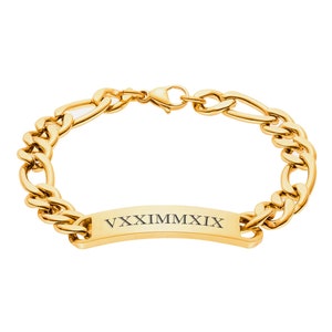 Puede incluir: Un brazalete de cadena dorada con una etiqueta rectangular grabada con la fecha en n&uacute;meros romanos "VXXIMMMXIX".