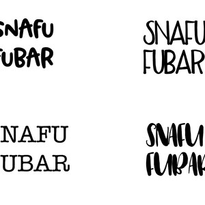 Puede incluir: Cuatro diseños de texto negro sobre un fondo blanco. Cada diseño presenta las palabras "SNAFU" apiladas sobre "FUBAR". Las fuentes varían, con algunos diseños en un estilo audaz y manuscrito y otros en una fuente serif más tradicional.