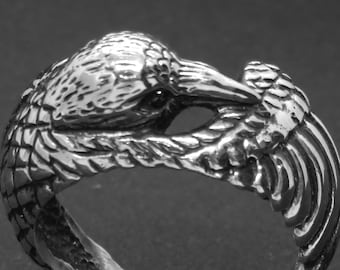 ブラック ダイヤモンドの目が付いたカラスの指輪 - スターリング