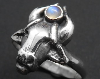 Taurus Ring with Moonstone in Sterling Silver - Rainbow Moonstone Ring for Men - Taurus Gift - Zodiac Jewelry - Bull Ring - Astrology Sign