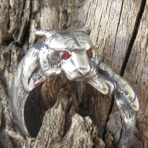 Anello Tigre con Occhi Granato in Argento Sterling - Anello Vigile Tigress in Argento con Patina - Anello Animale Scolpito