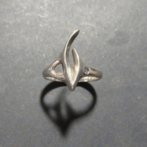 Silverkloring med iolit - Handskuren abstrakt ring i sterlingsilver med valfri sten