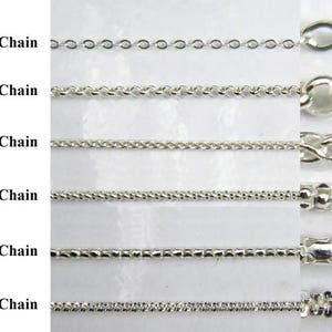 Op de afbeelding: Zes verschillende soorten zilveren kettingen worden getoond in deze afbeelding. De kettingen zijn gelabeld met hun namen: Vlakke ovale ketting, Ringovale ketting, Gevlochten ketting, Korenketting, Kroonketting en Gedraaide ketting.