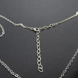 Op de afbeelding: Zilveren ketting met een kreeft sluiting en een verlengketting. De ketting is gemaakt van kleine, gekoppelde cirkels.