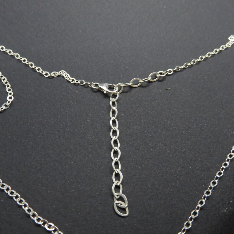 Op de afbeelding: Zilveren ketting met een kreeft sluiting en een verlengketting. De ketting is gemaakt van kleine, gekoppelde cirkels.