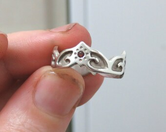 Drottningkronring - Sterlingsilverring med granater - Elegant ring - Fin ring - Ring med små stenar