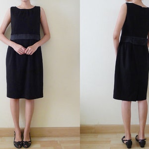 robe noire unie vintage aux genoux, sans manches, robe de cocktail, robe midi avec détails plissés, avec ceinture et nœud dans le dos, fermeture éclair au dos, S-M
