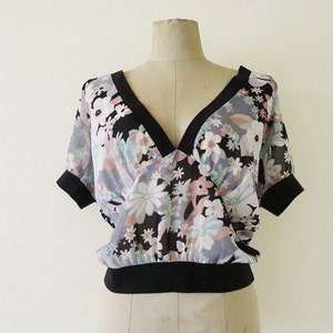 Blusa vintage preta de chiffon semi transparente com decote em V profundo e mangas dolman, estampa floral pastel, suéter de cintura, toque macio, frete grátis