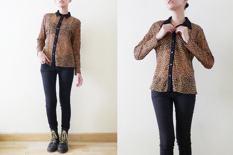 Op de afbeelding: Een doorschijnend overhemd met luipaardprint, een zwarte kraag en zwarte knopen. Het overhemd wordt gedragen met een zwarte jeans en zwarte veterschoenen.
