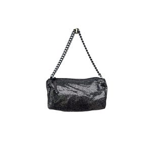 Puede incluir: Bolso de mano negro rectangular con correa de cadena. El bolso está cubierto de lentejuelas brillantes, lo que le da un aspecto brillante. La correa de cadena es de color plomo oscuro.