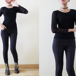 Top in rete nera anni &#39;90 con dettagli in pizzo sulla manica, trasparente sul retro, t-shirt in rete trasparente, rete da pesca, elasticizzato, punk, gotico, streetwear, grunge, indie, piccolo