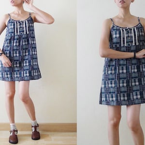Vestido curto xadrez xadrez verde e marinho dos anos 90, estilo TARTAN, estilo mini, com alças finas, solto, estilo baby doll, minimalista, zakka, estilo japonês, pequeno