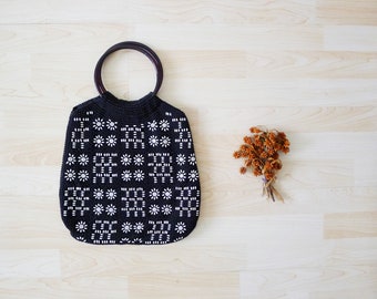 70s Vintage Black and white BEADED handbag, Daisy Beaded tote bag, plastic round handle, Mod,Retro,Hippie, Bohemian Purse,novelty, geometric