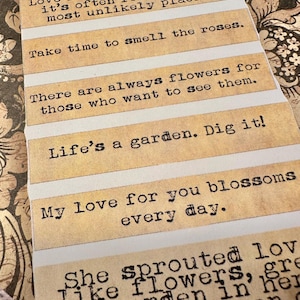 Puede incluir: Un collage de tiras de papel con citas inspiradoras en una fuente de m&aacute;quina de escribir vintage. Las tiras tienen un fondo beige con bordes blancos. Las citas incluyen "T&oacute;mate el tiempo para oler las rosas" y "&iexcl;La vida es un jard&iacute;n. Excava!"