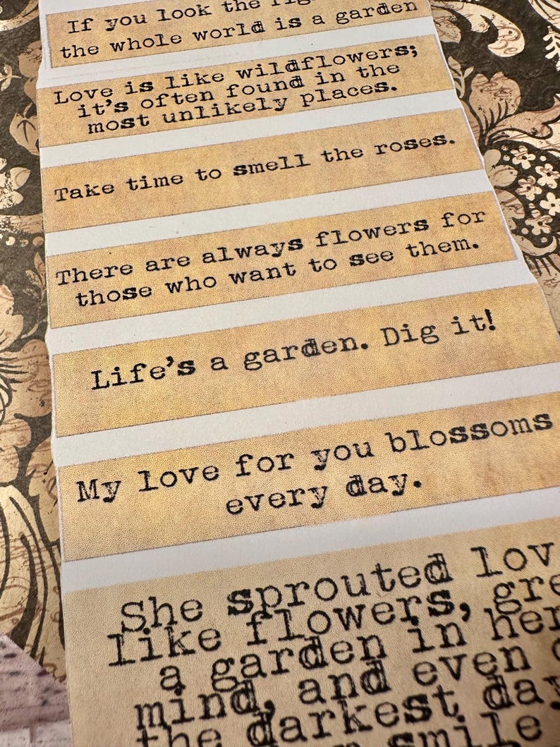 Puede incluir: Un collage de tiras de papel con citas inspiradoras en una fuente de m&aacute;quina de escribir vintage. Las tiras tienen un fondo beige con bordes blancos. Las citas incluyen "T&oacute;mate el tiempo para oler las rosas" y "&iexcl;La vida es un jard&iacute;n. Excava!"