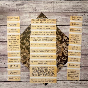 Puede incluir: Un collage de tiras de papel con citas y frases inspiradoras en un estilo vintage. La pieza central es un rombo con motivos florales. Las tiras incluyen palabras como "Soulful", "Bloom" y "Believe".