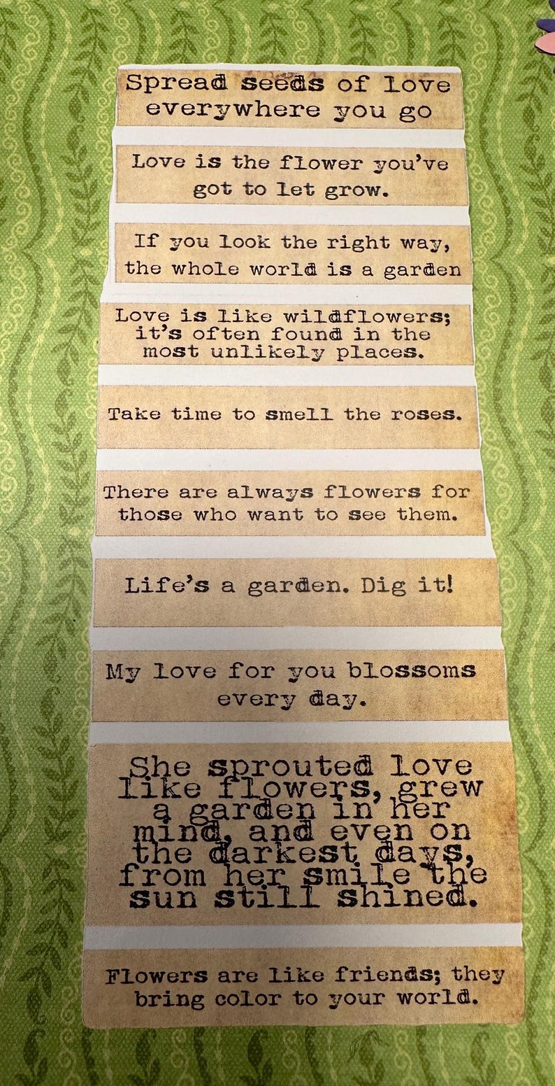 Puede incluir: Un collage de tiras de papel con citas inspiradoras sobre el amor y la naturaleza. El texto est&aacute; impreso en una fuente de m&aacute;quina de escribir vintage. El fondo es un patr&oacute;n floral verde.