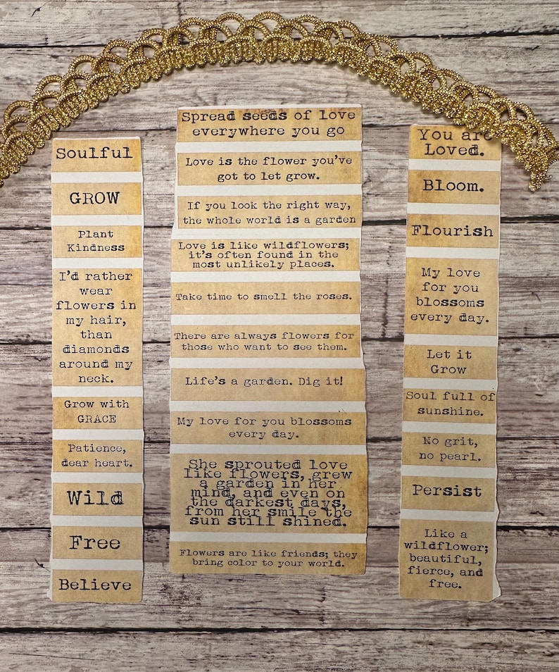 Puede incluir: Un collage de tiras de papel con citas inspiradoras y frases como "Soulful", "Grow" y "Believe". Las tiras est&aacute;n dispuestas sobre una superficie de madera, con un adorno decorativo dorado en la parte superior. El tema general es positivo y edificante.