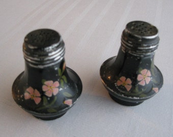 Salero y pimentero de metal pintado de los años 40, primitivo