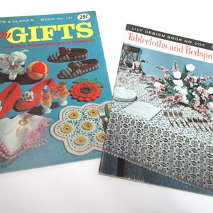 Puede incluir: Se muestran dos libros de manualidades vintage. El primero, "New Gifts", presenta proyectos de ganchillo como zapatos y un perro. El segundo, "Tablecloths and Bedspreads", muestra diseños de decoración de mesas. Ambos libros tienen portadas coloridas.