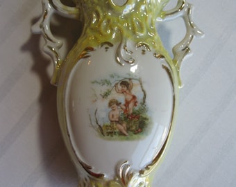 Jarrón antiguo de lustre amarillo con niños victorianos