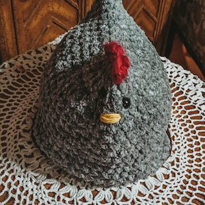 Gray Crochet Chicken Tea Cosy: Novelty Teapot Warmer
