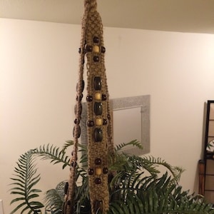 Extra Lang, groß, strapazierfähig, Jute-Makramee-Pflanzenaufhänger mit vielen Holzperlen.